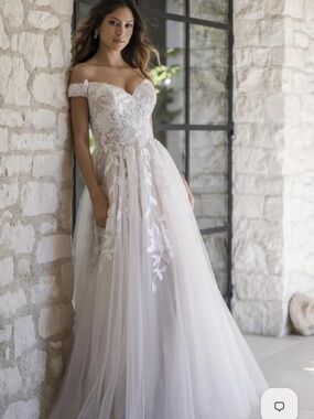 Romantic Off-Shoulder Lace A-Line Wedding Dress in Ivory